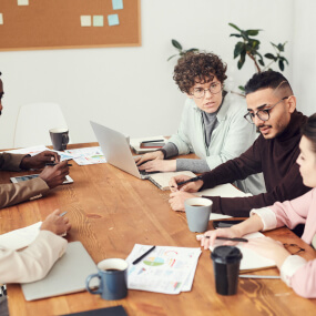 Porteiro eletrônico moderno instalado pela Rooted Soluções em T.I. em Curitiba